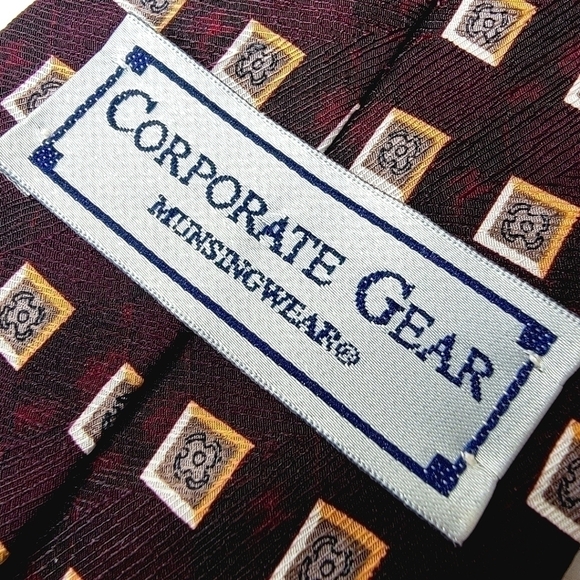 100% Silk Munsingwear Corporate Gear Brown Square Patterned Formal USA Tie - Picture 4 of 12
